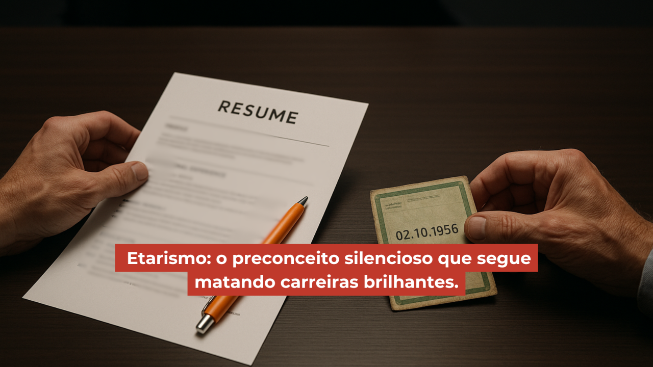 Mãos segurando um currículo e um documento antigo com a data de nascimento 1956, representando o preconceito de idade no mercado.